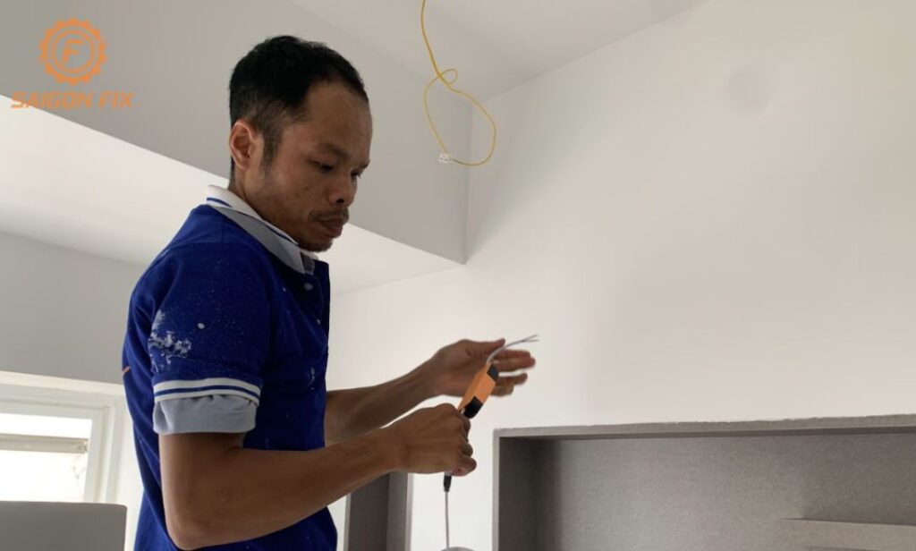 Lắp đèn trần anh Bảo Phú Nhuận
