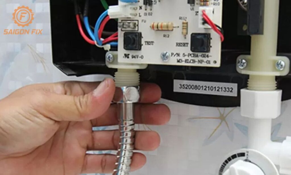 máy nước nóng bị rò điện