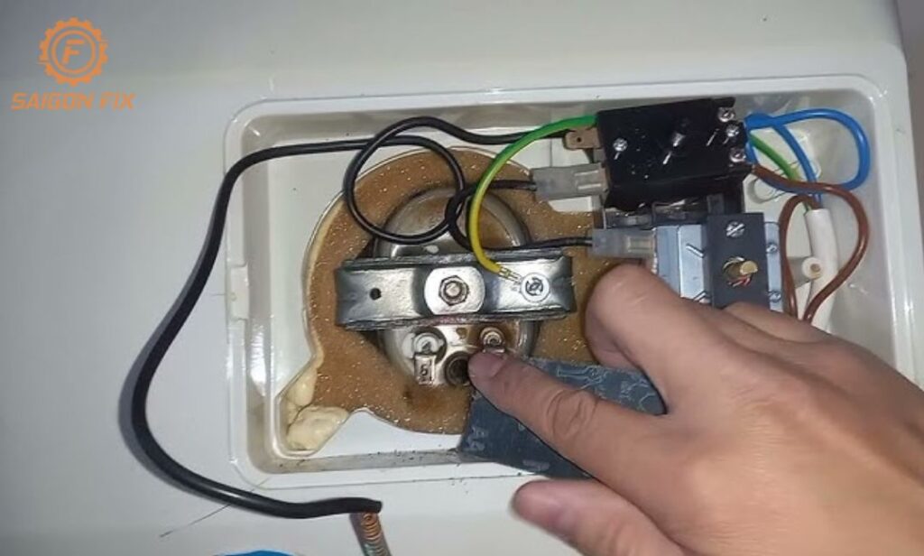 máy nước nóng bị rò điện