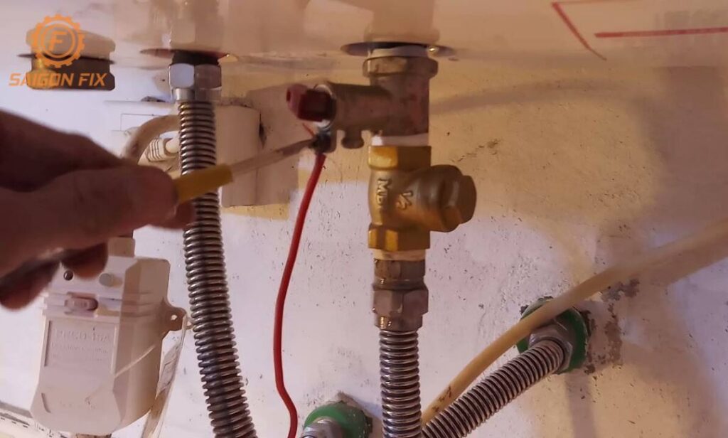 máy nước nóng bị rò rỉ nước