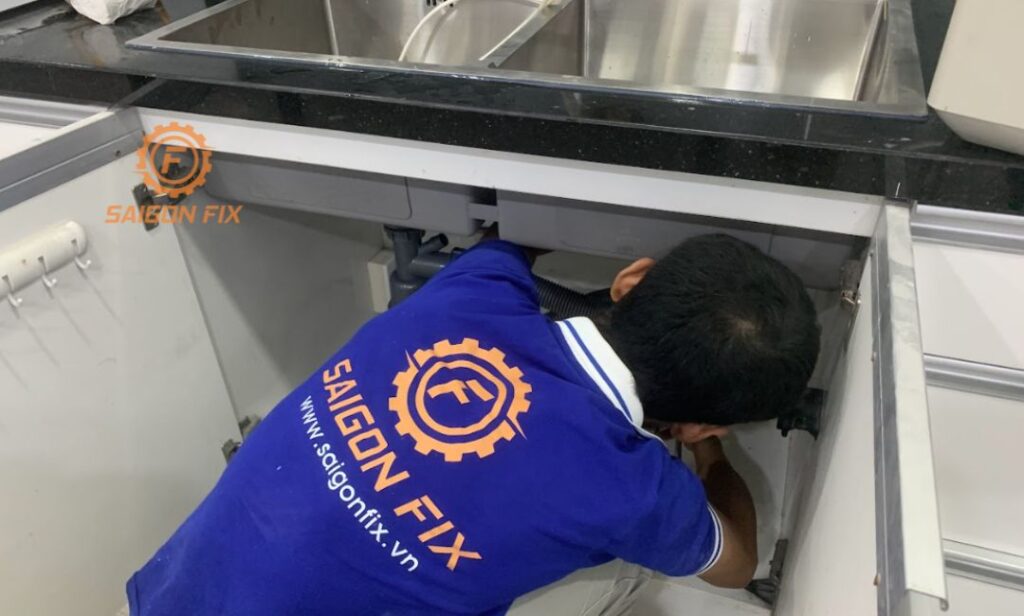 thay ống dẫn vòi nước bồn rửa chén