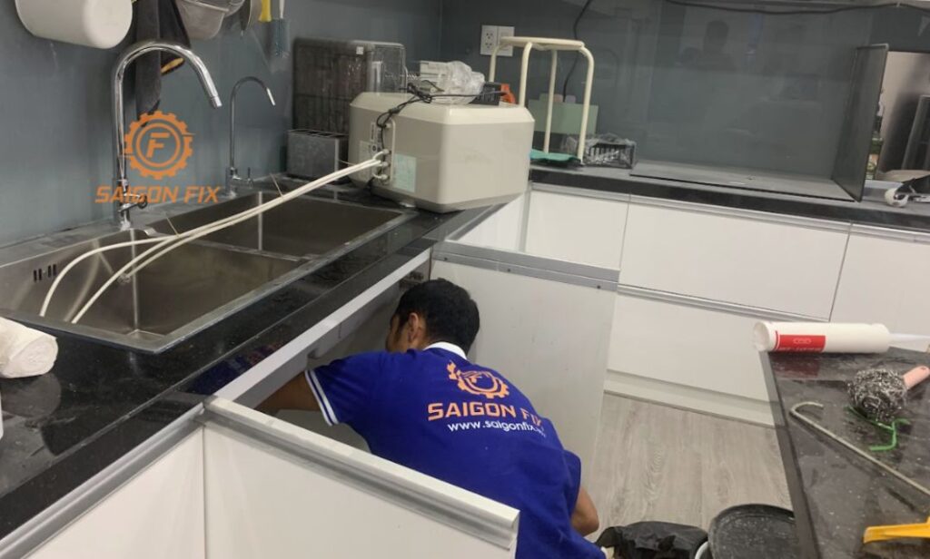 thay ống dẫn vòi nước bồn rửa chén