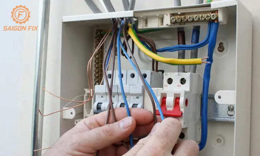 Aptomat hay bị nhảy về đêm