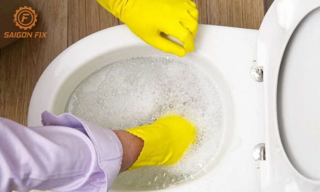 cách thông bồn cầu