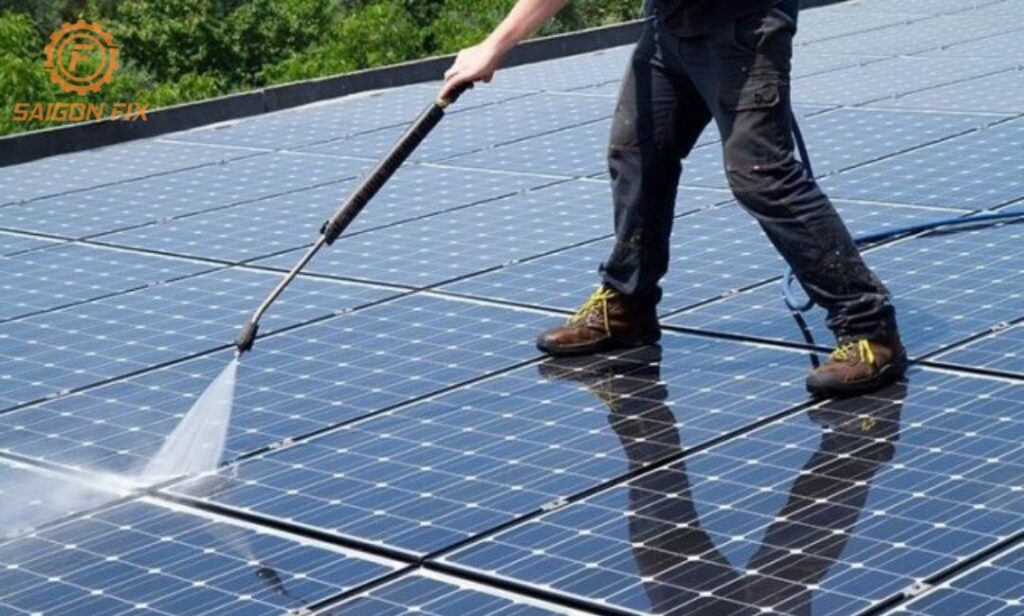 cách vệ sinh tấm pin năng lượng mặt trời