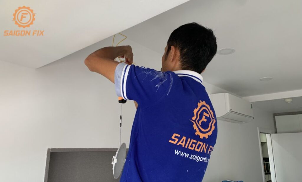 lắp đèn âm trần bê tông