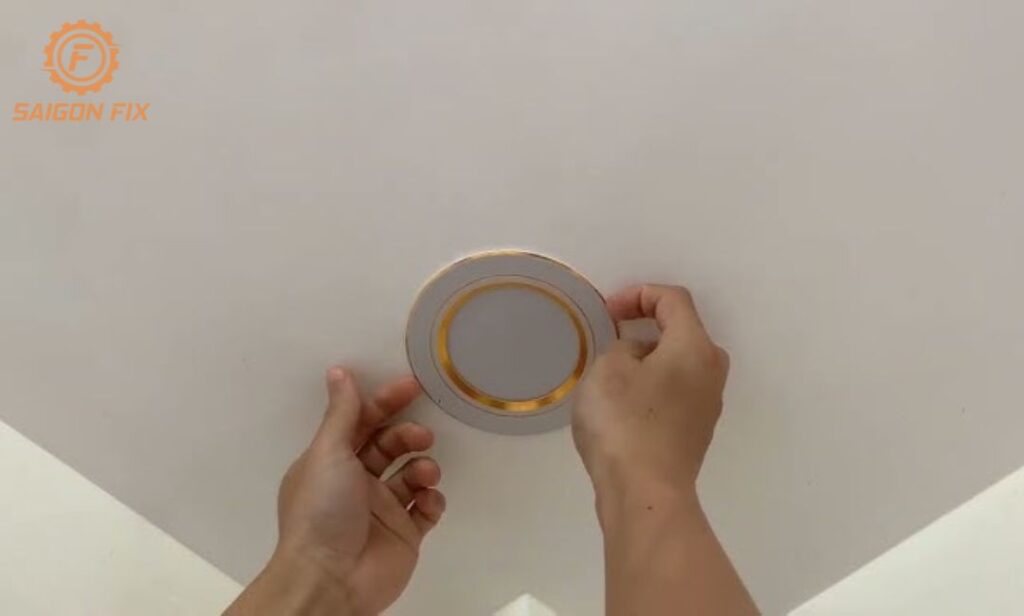 lắp đèn âm trần bê tông