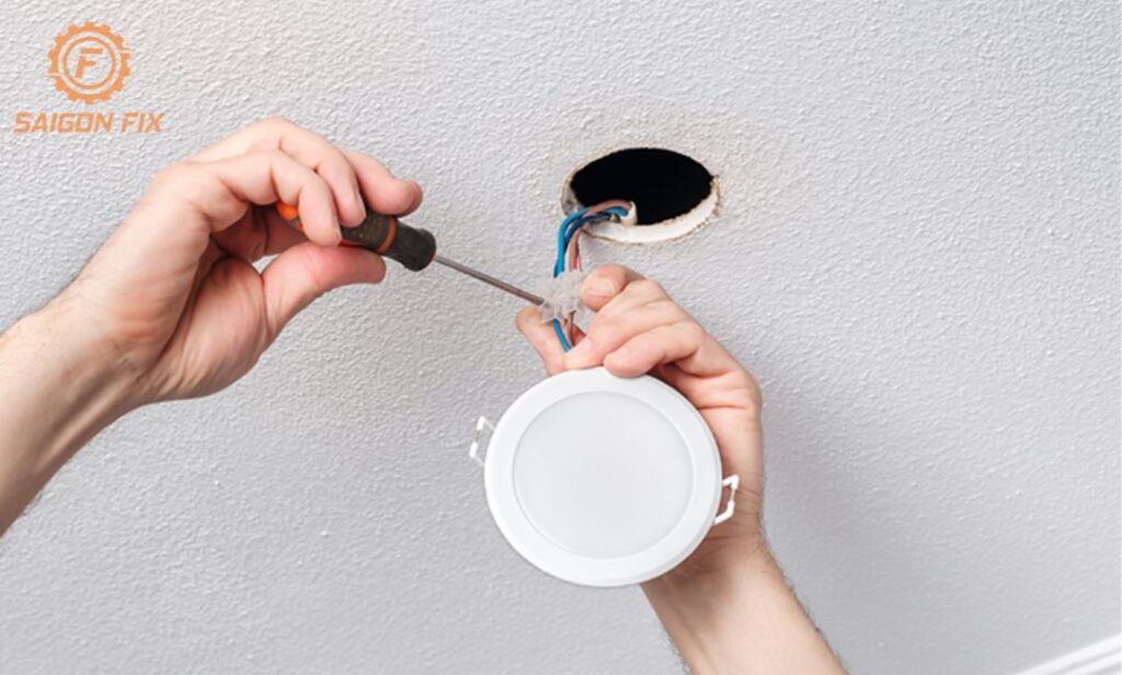 thay bóng đèn led âm trần
