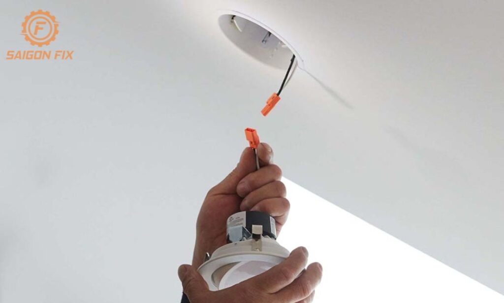 thay bóng đèn led âm trần