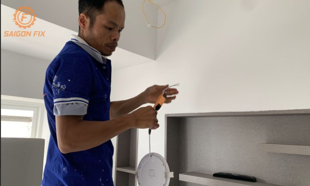 thay bóng đèn led âm trần