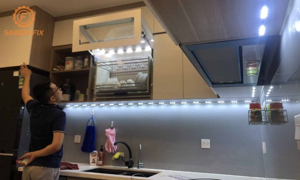 lắp đèn led tủ bếp